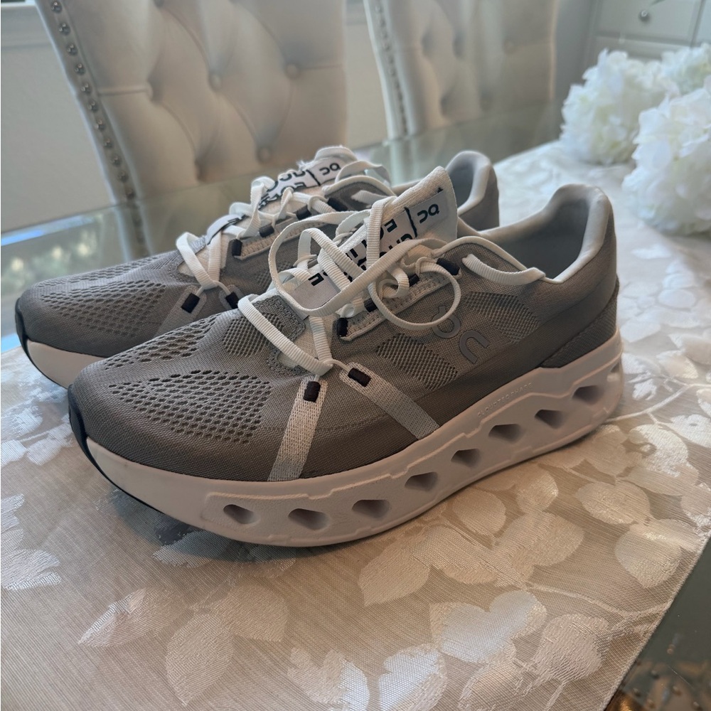 On Running Cloud Eclipse Gray And White Athletic … - image 1